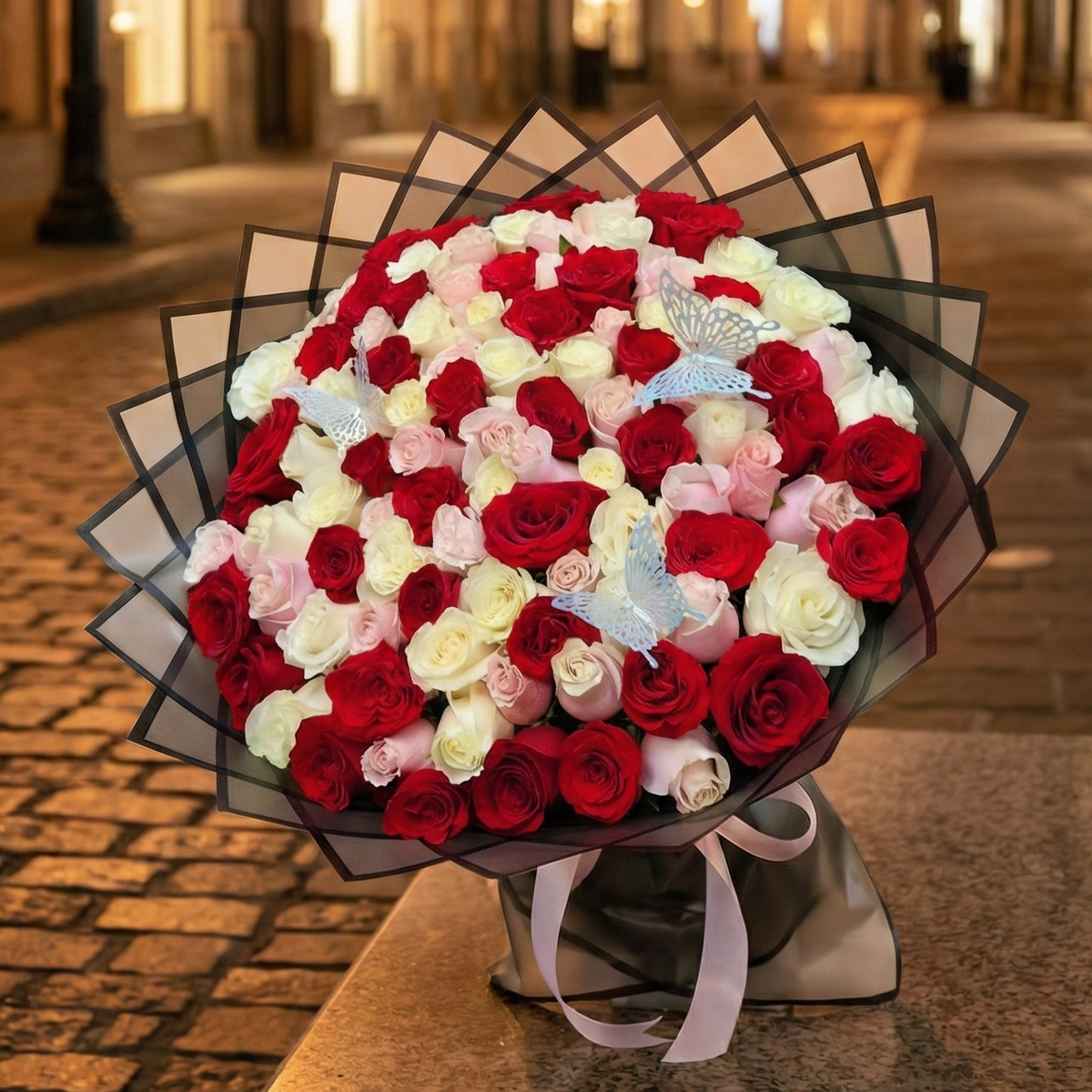 buchon de 100 rosas rojas blancas y rosadas
