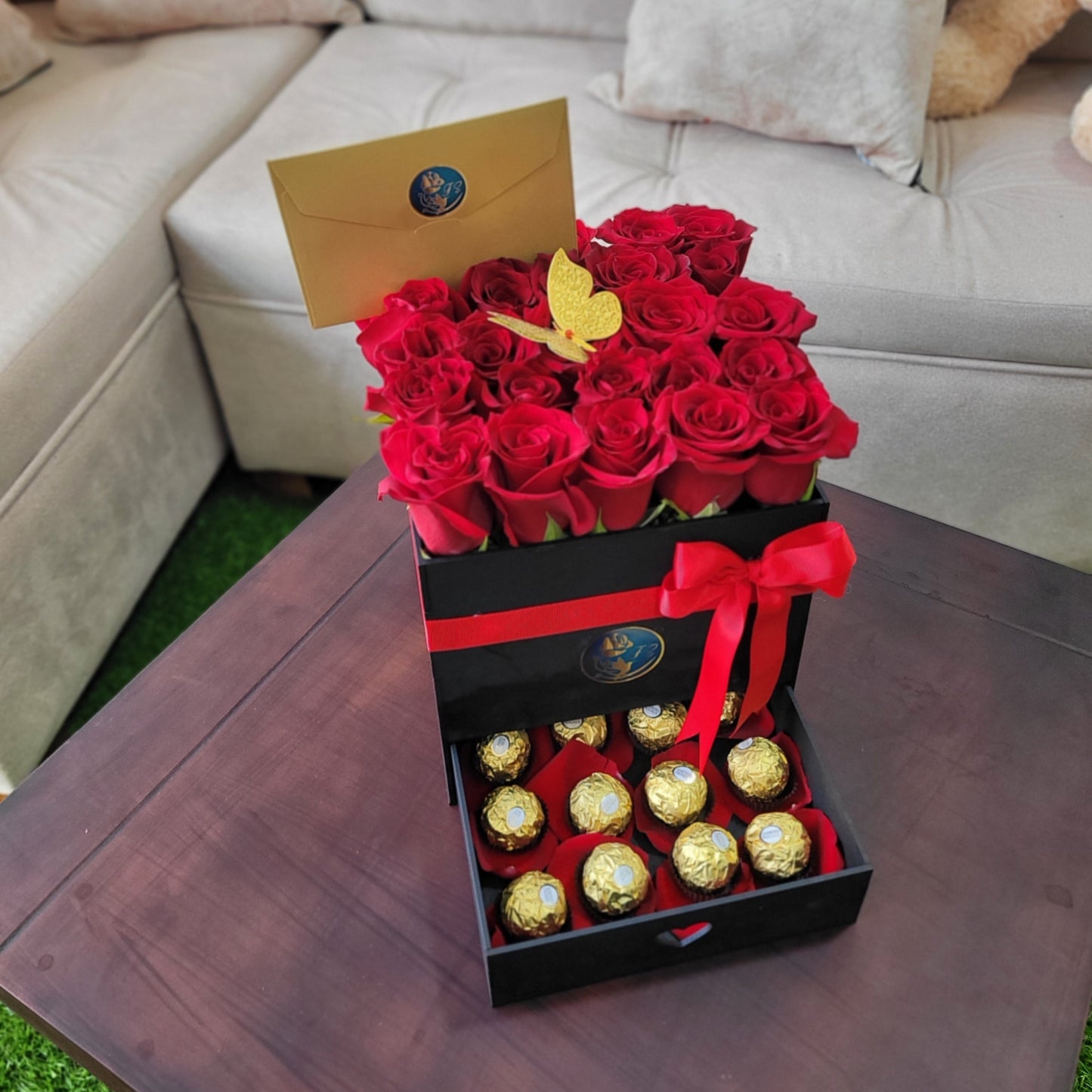 Caja Elegante de Rosas y Chocolates