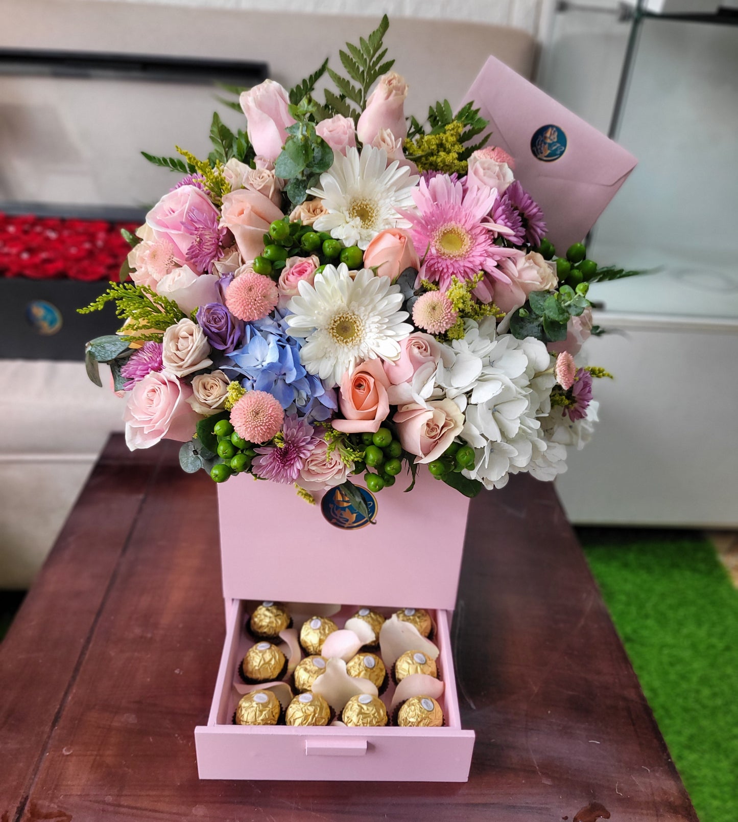 Caja Floral Elegante con Chocolates Ferrero