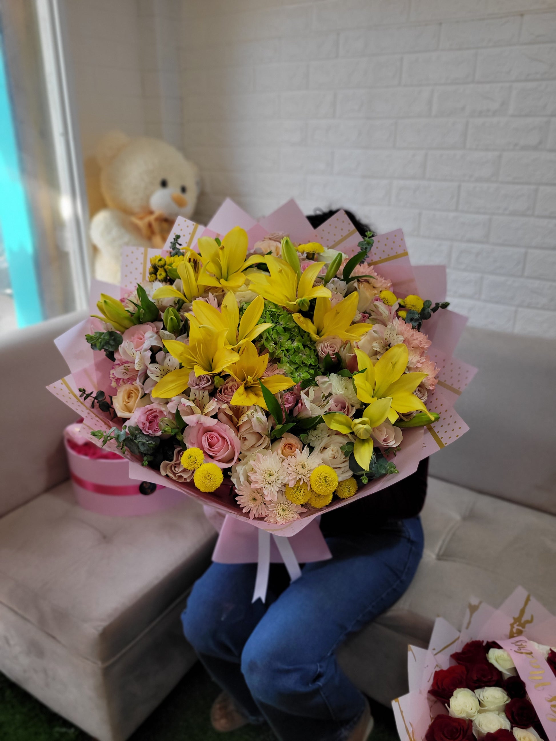 buchon de flores variadas lirios amarillo